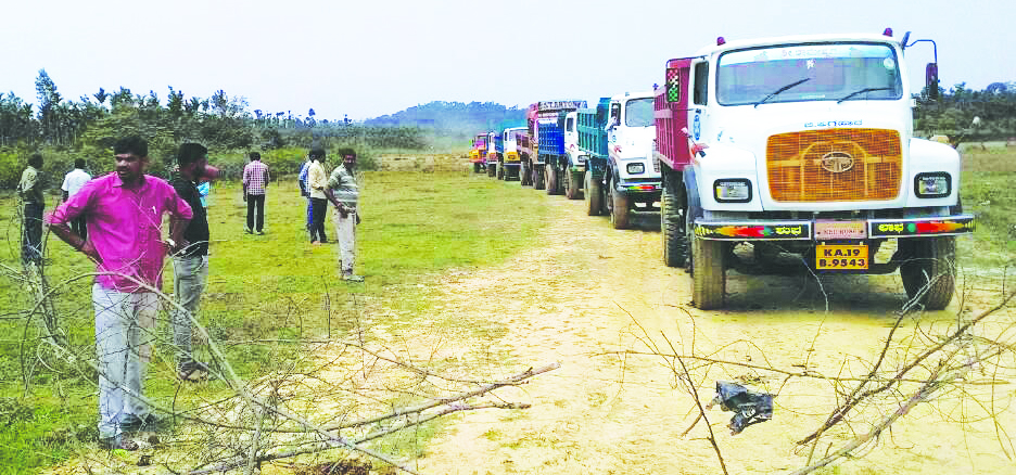 ಗ್ರಾಮಸ್ಥರಿಂದ ಲಾರಿ ತಡೆದು ಪ್ರತಿಭಟನೆ